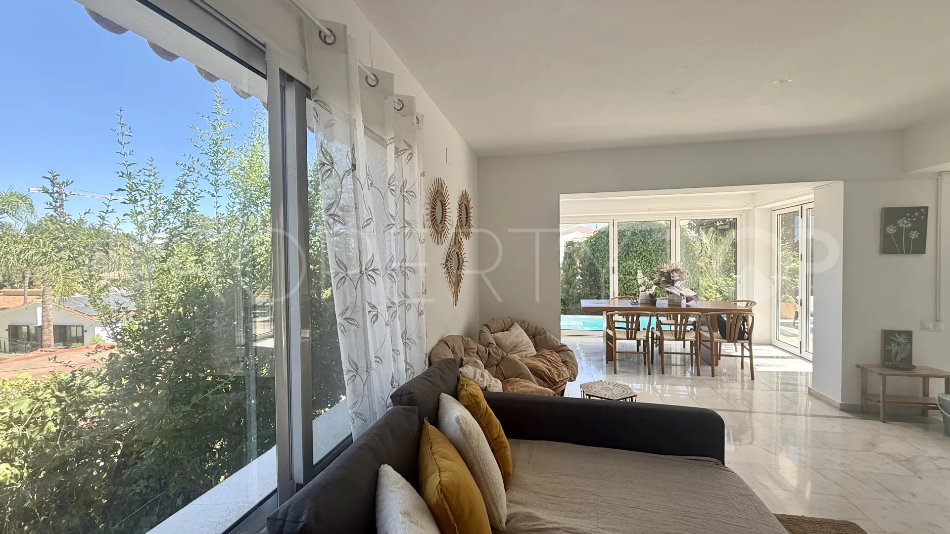 Buy villa in Nueva Andalucia