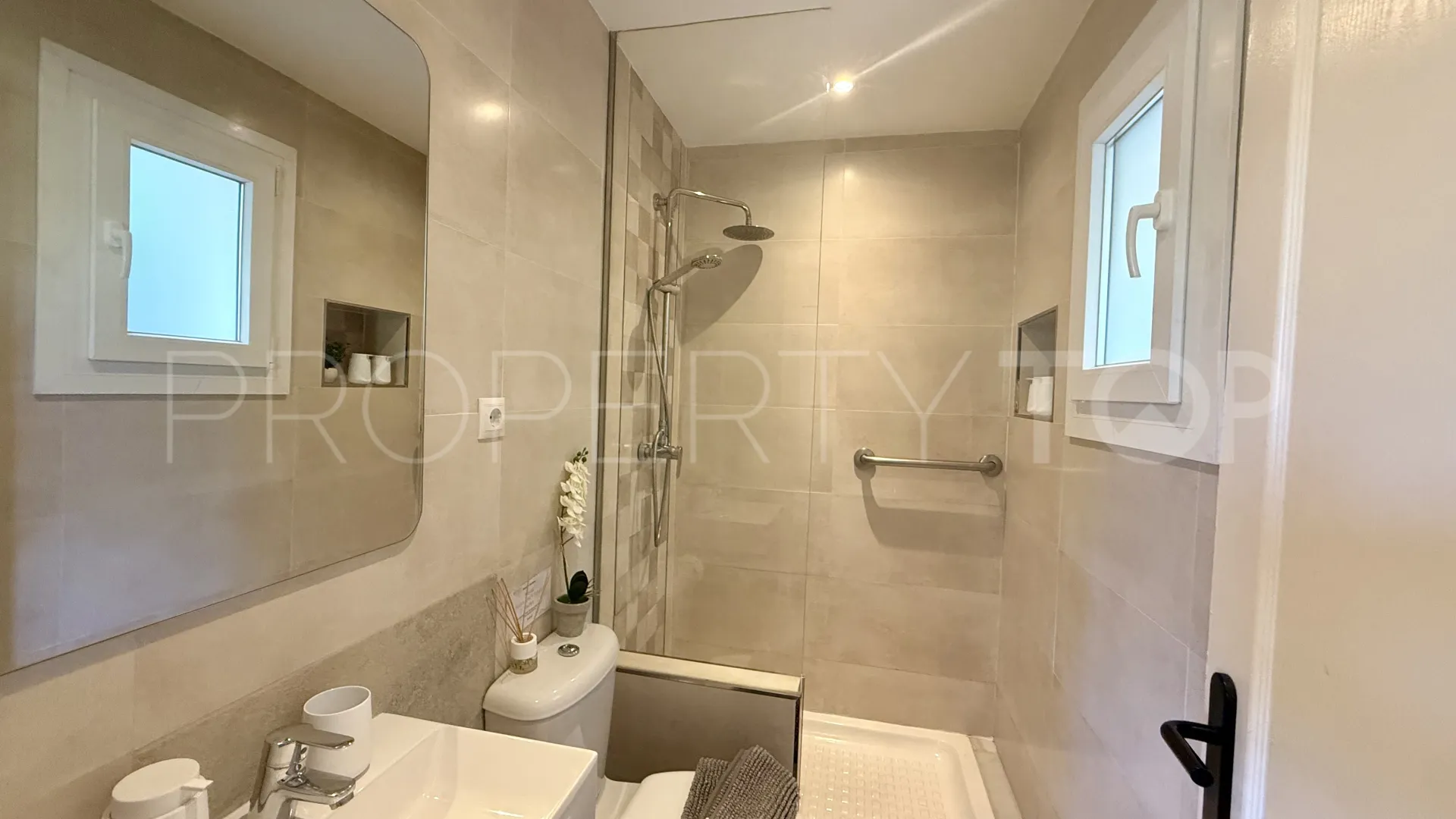 Buy villa in Nueva Andalucia