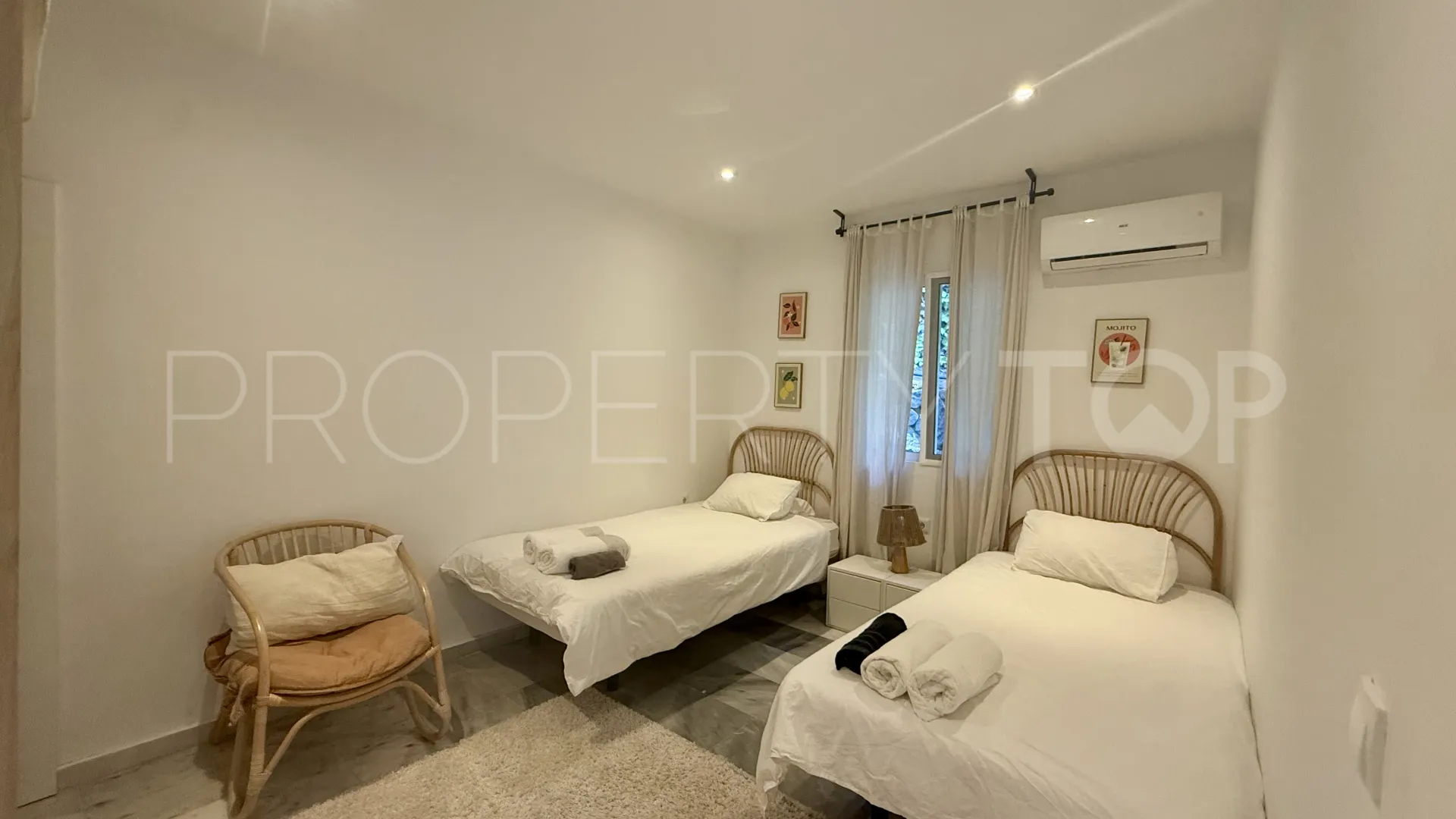 Buy villa in Nueva Andalucia
