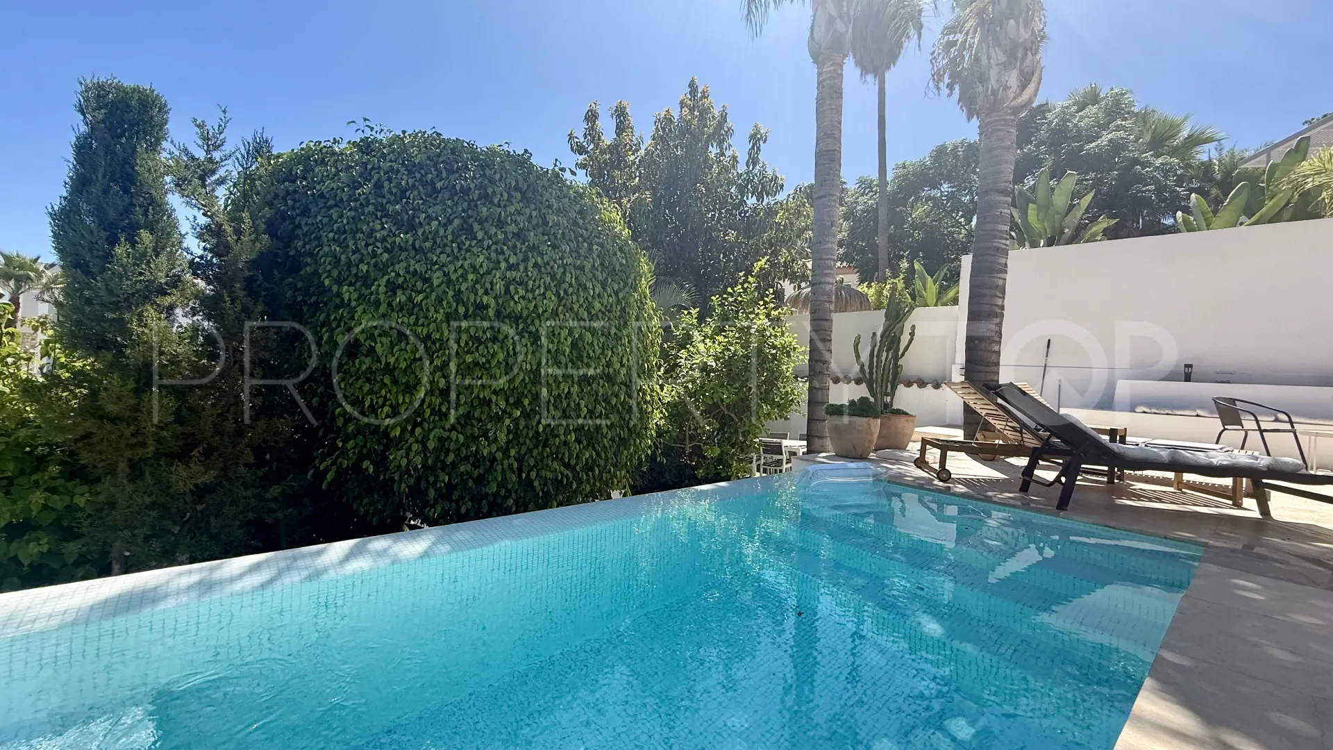 Buy villa in Nueva Andalucia