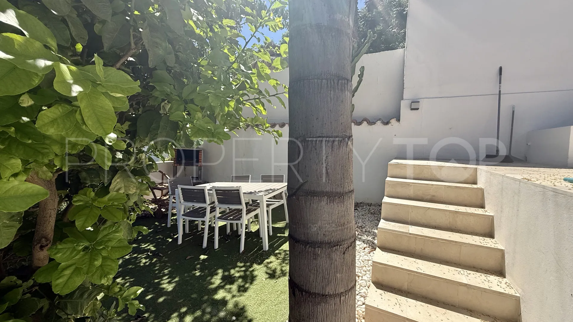Buy villa in Nueva Andalucia