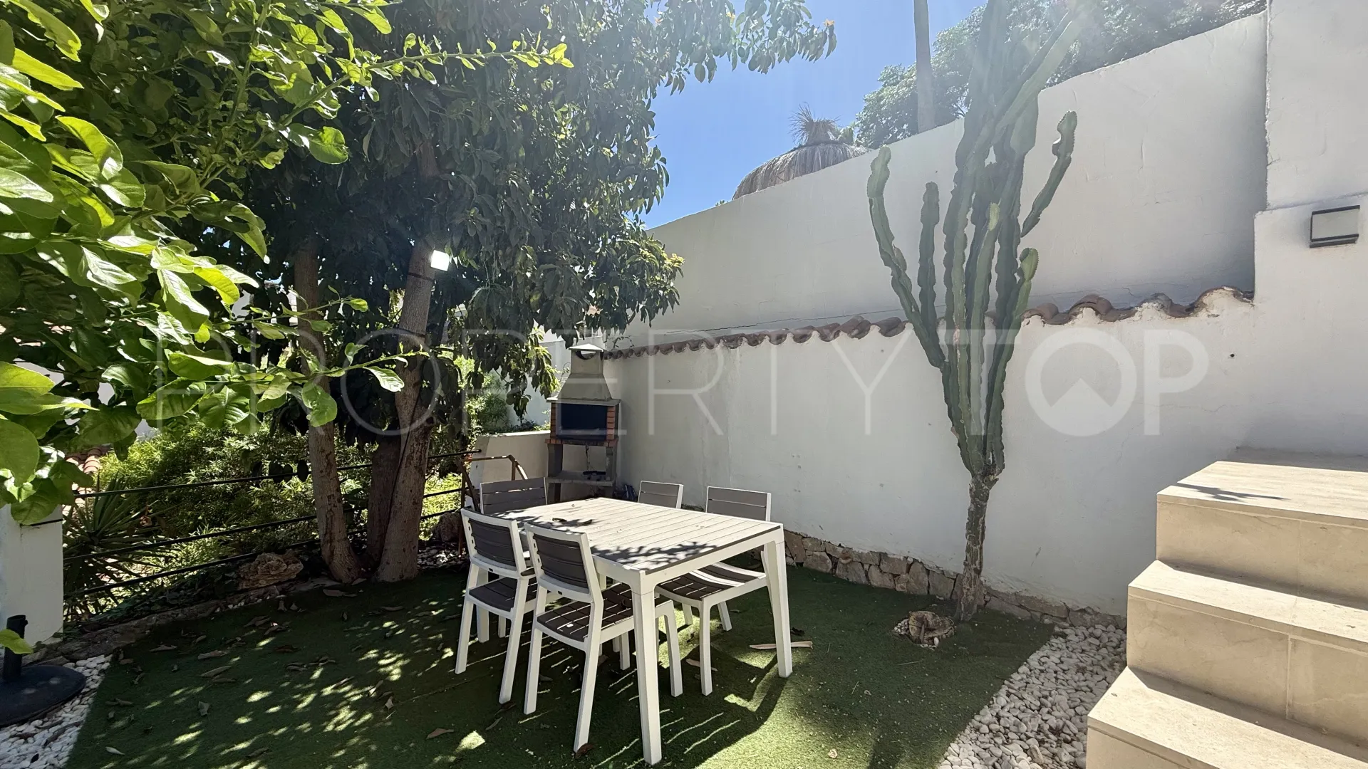 Buy villa in Nueva Andalucia