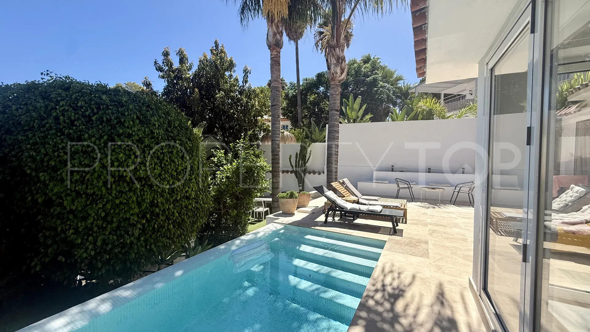 Buy villa in Nueva Andalucia