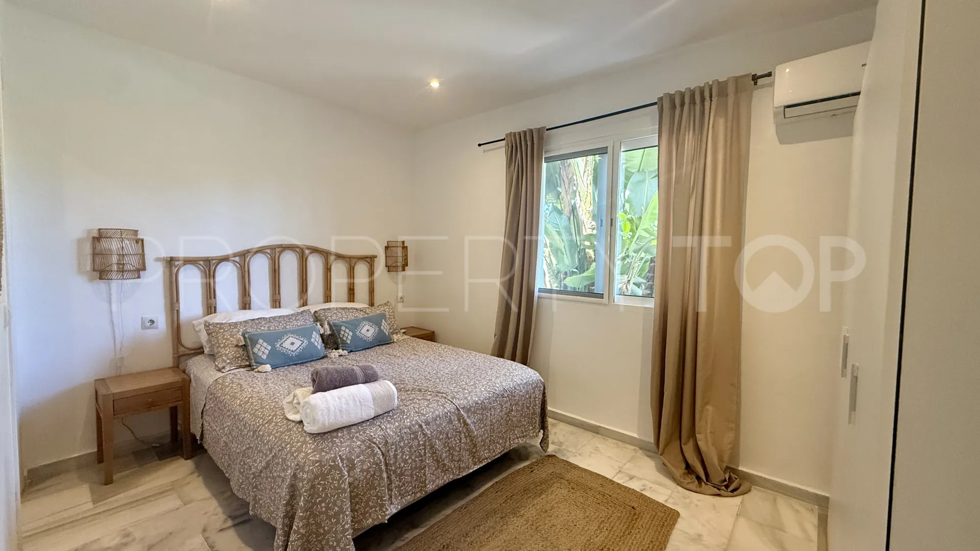 Buy villa in Nueva Andalucia