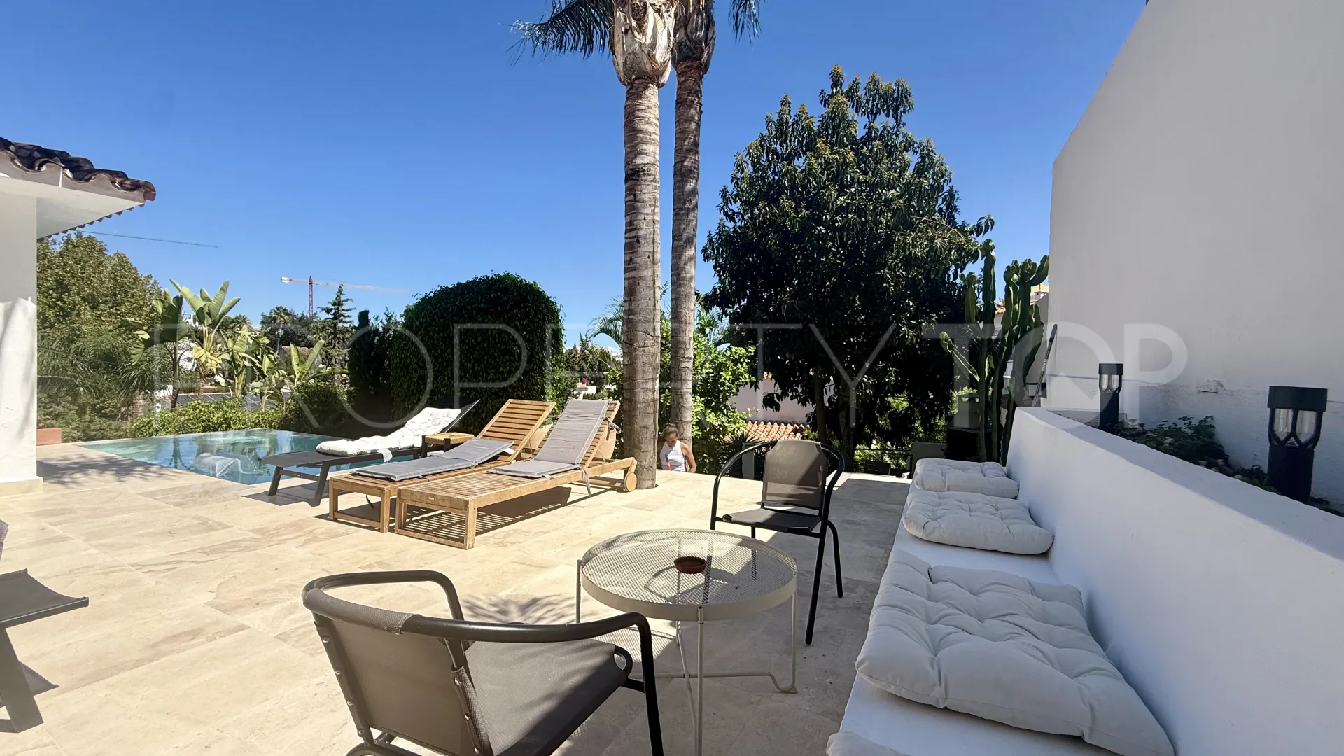 Buy villa in Nueva Andalucia