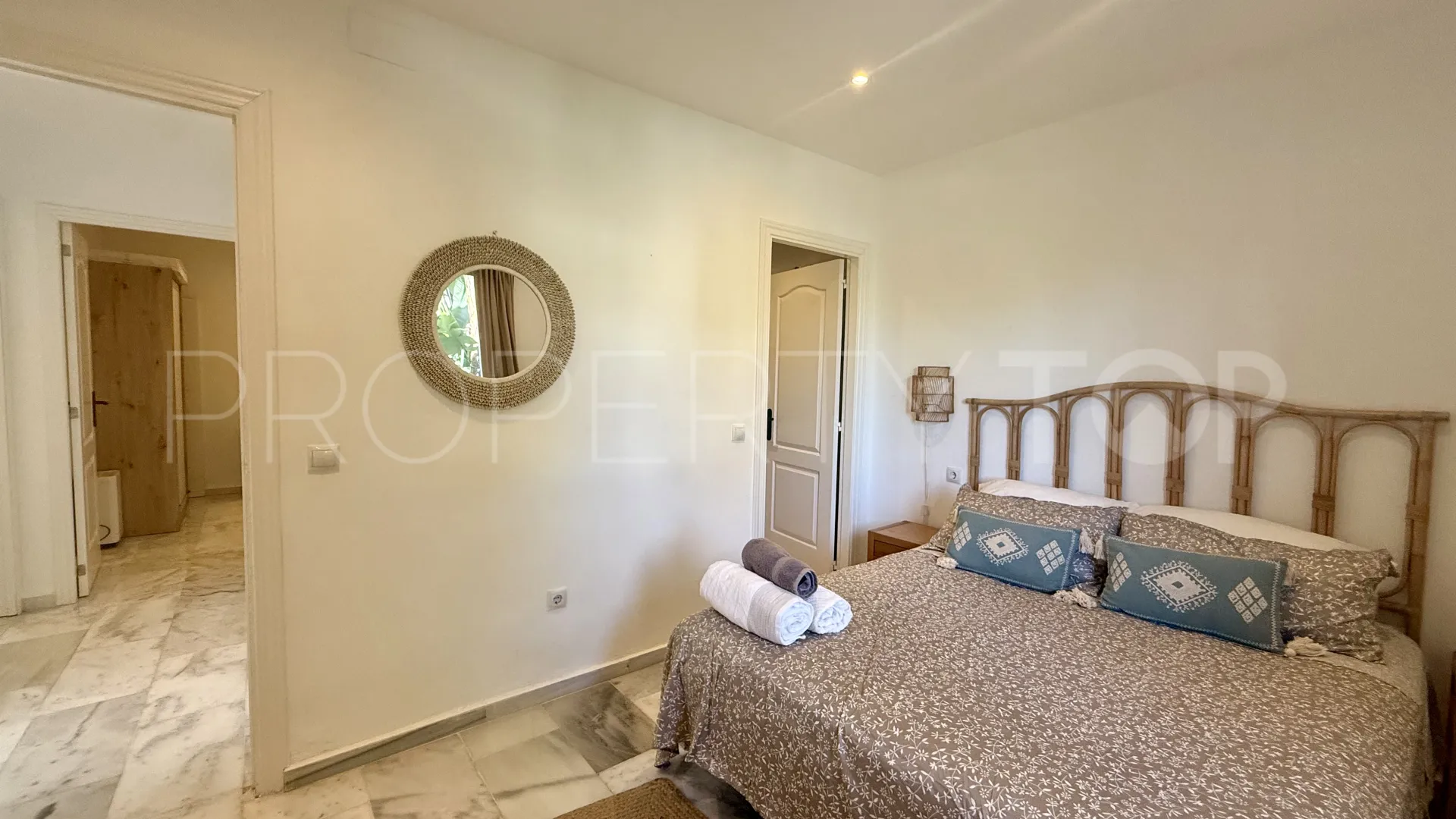 Buy villa in Nueva Andalucia