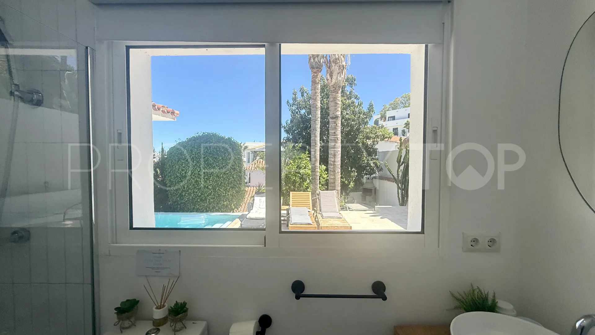 Buy villa in Nueva Andalucia