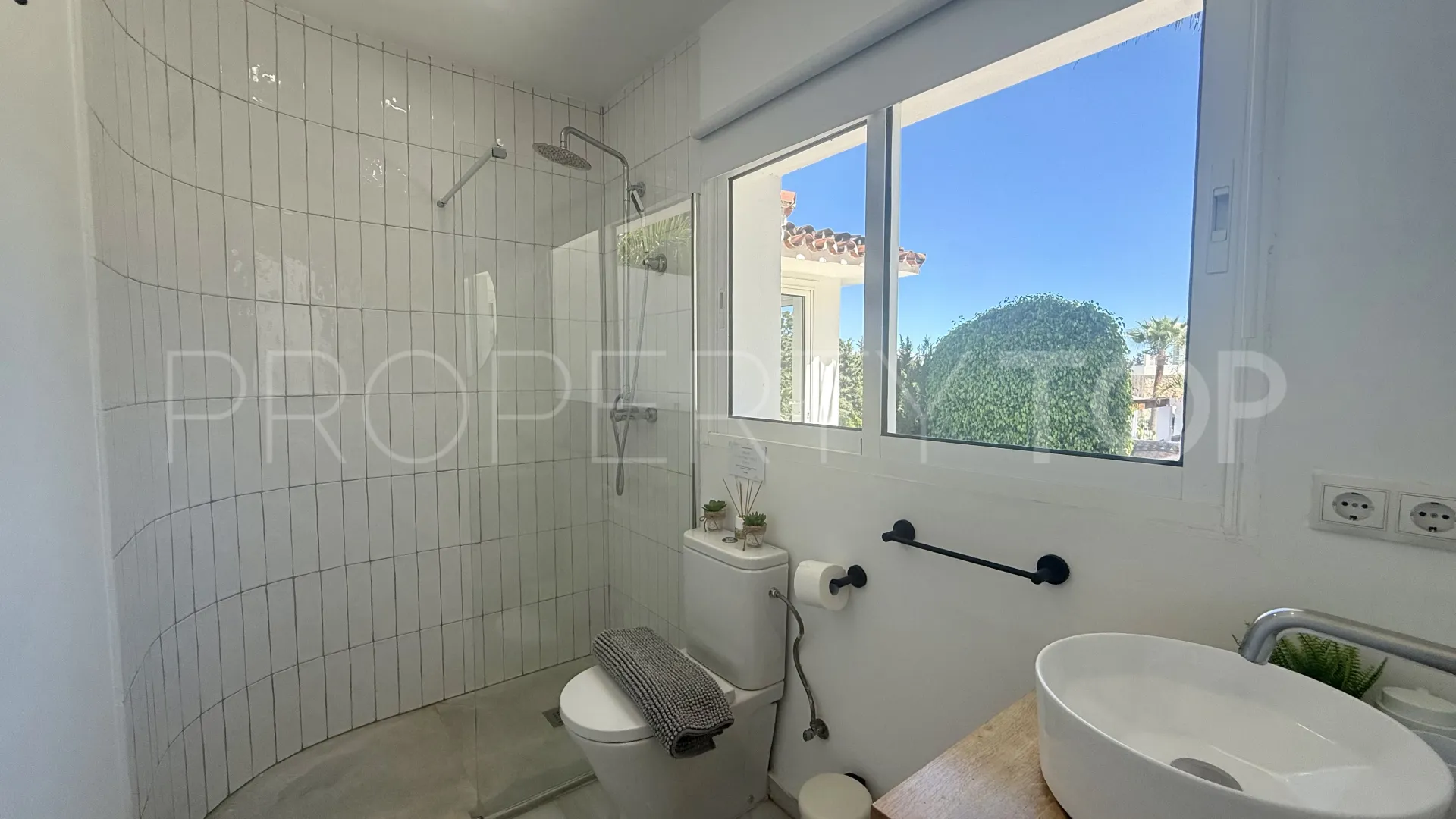 Buy villa in Nueva Andalucia
