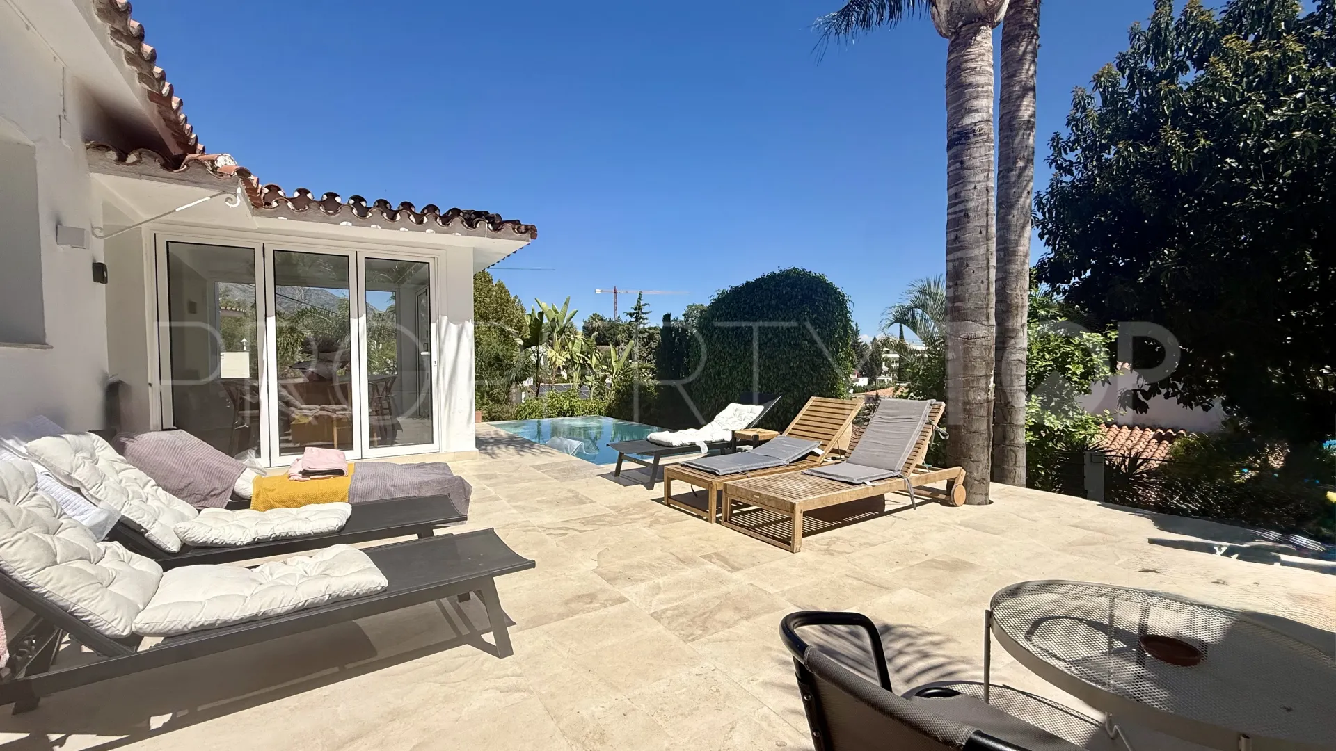 Buy villa in Nueva Andalucia