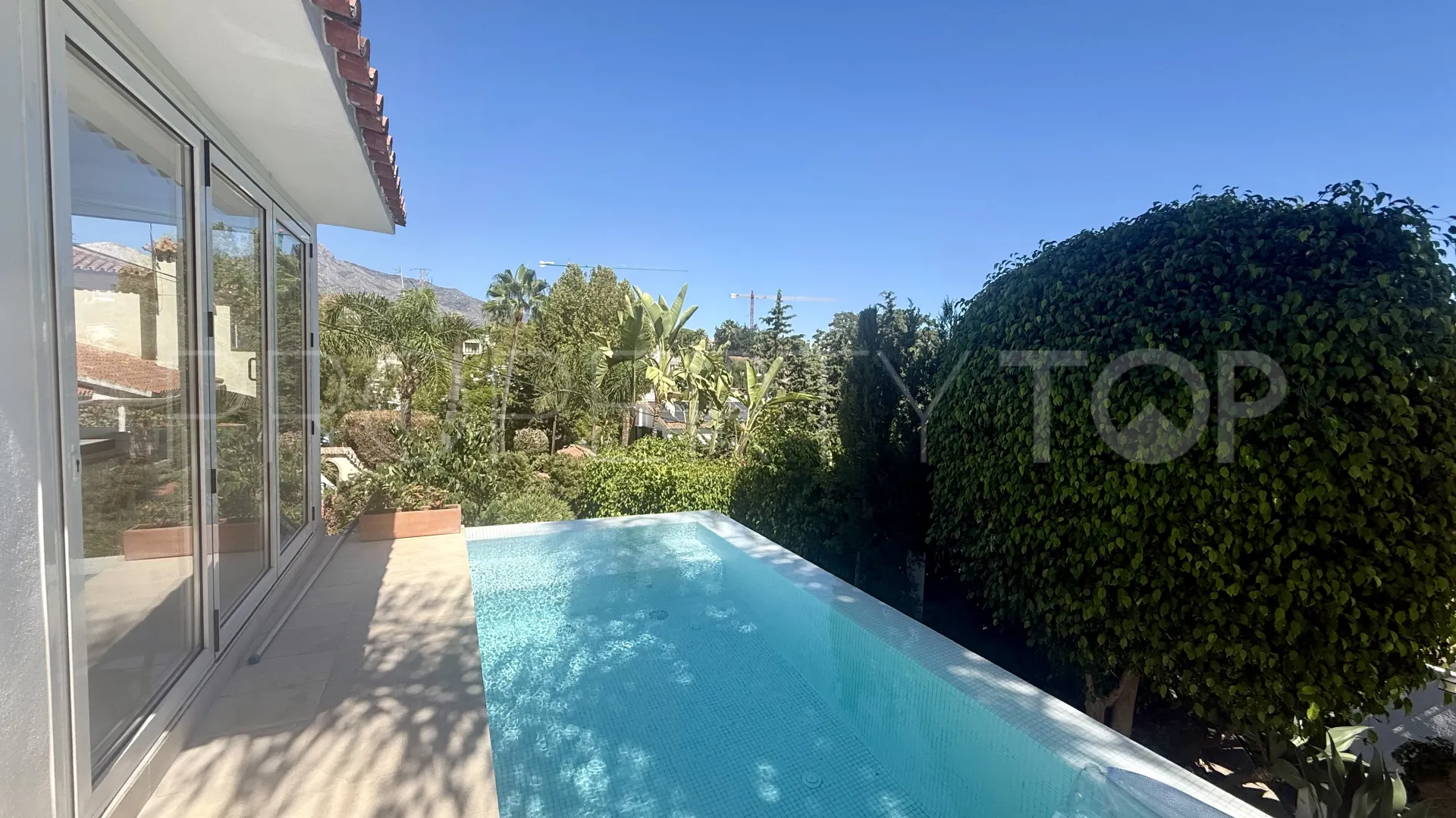 Buy villa in Nueva Andalucia