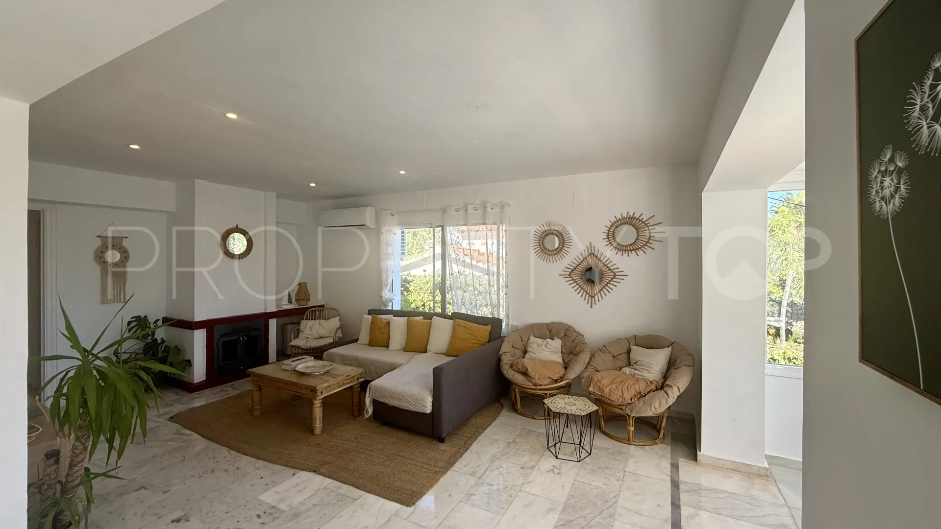 Buy villa in Nueva Andalucia