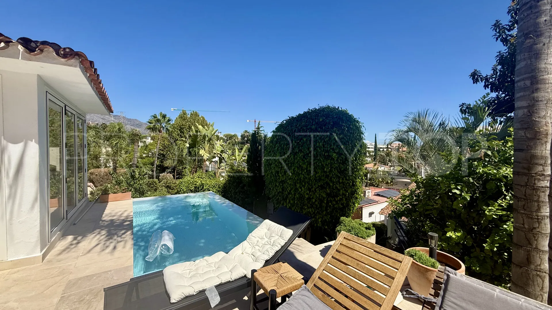 Buy villa in Nueva Andalucia