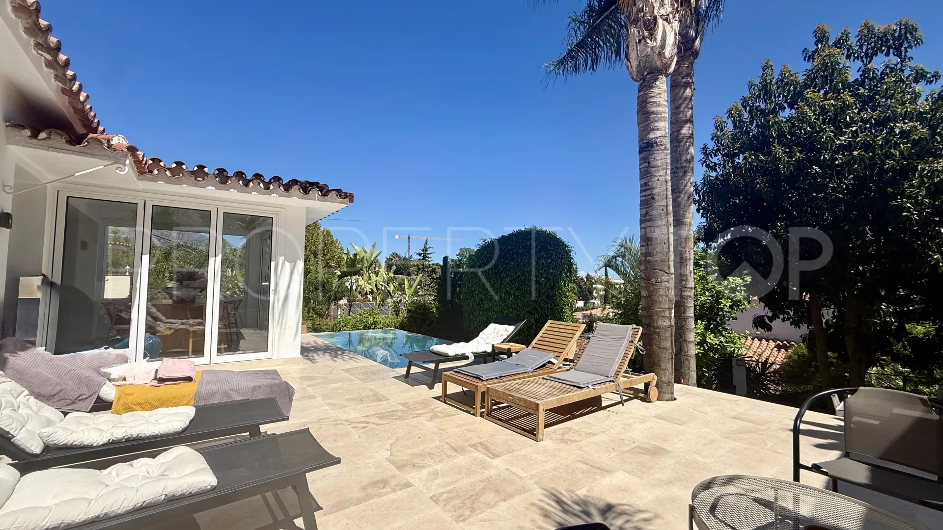 Buy villa in Nueva Andalucia