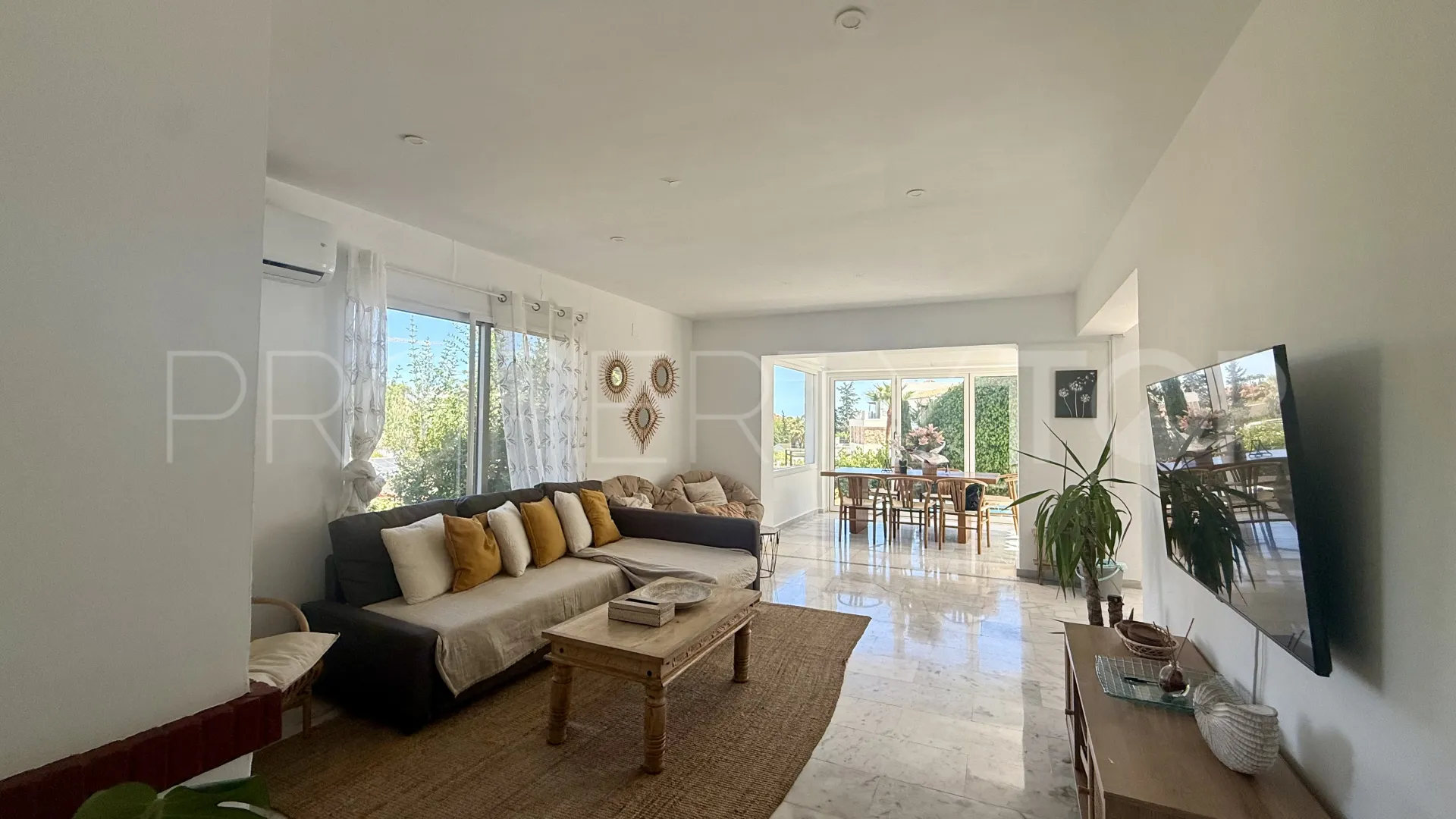 Buy villa in Nueva Andalucia