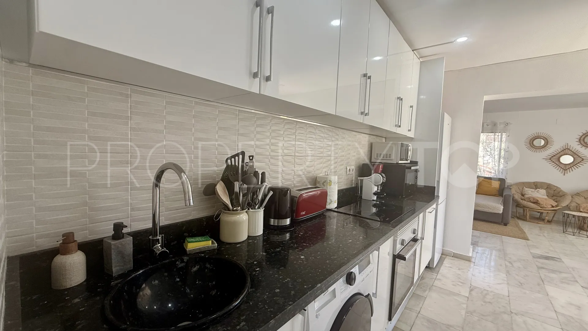 Buy villa in Nueva Andalucia