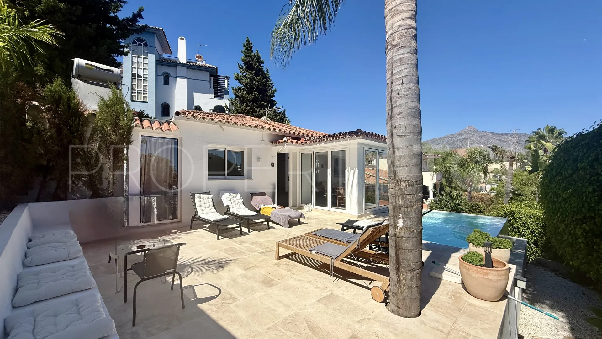 Buy villa in Nueva Andalucia