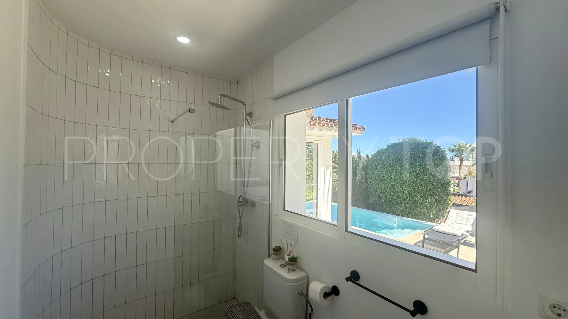 Buy villa in Nueva Andalucia