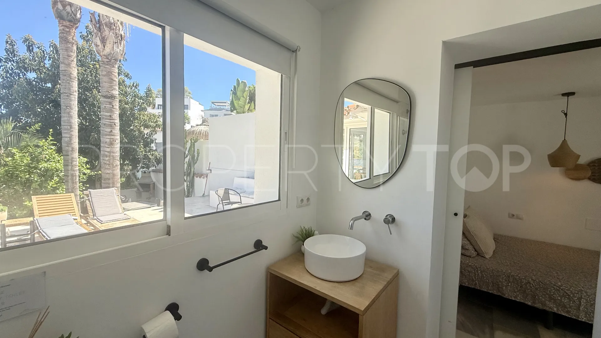 Buy villa in Nueva Andalucia