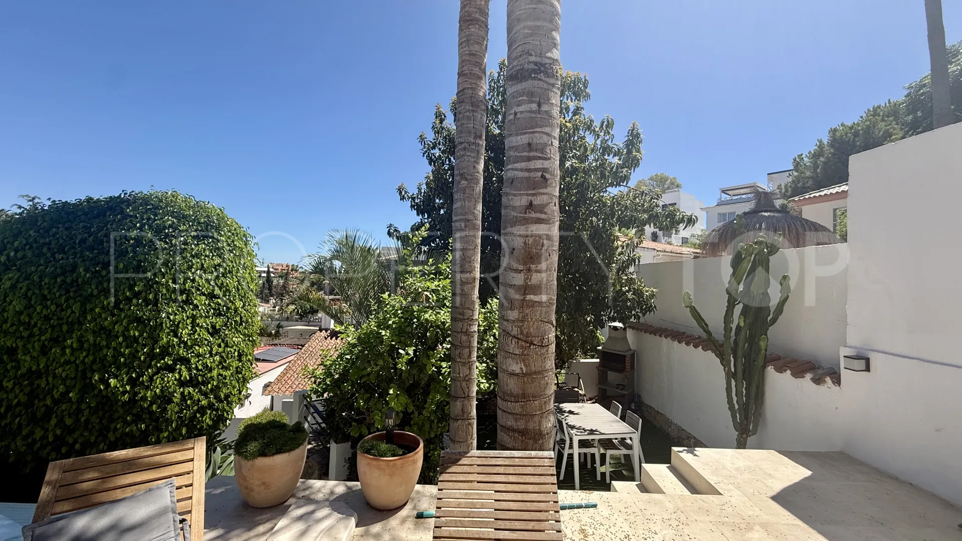 Buy villa in Nueva Andalucia