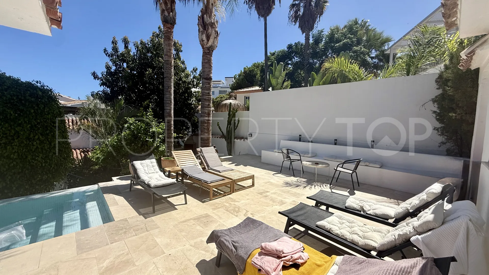 Buy villa in Nueva Andalucia