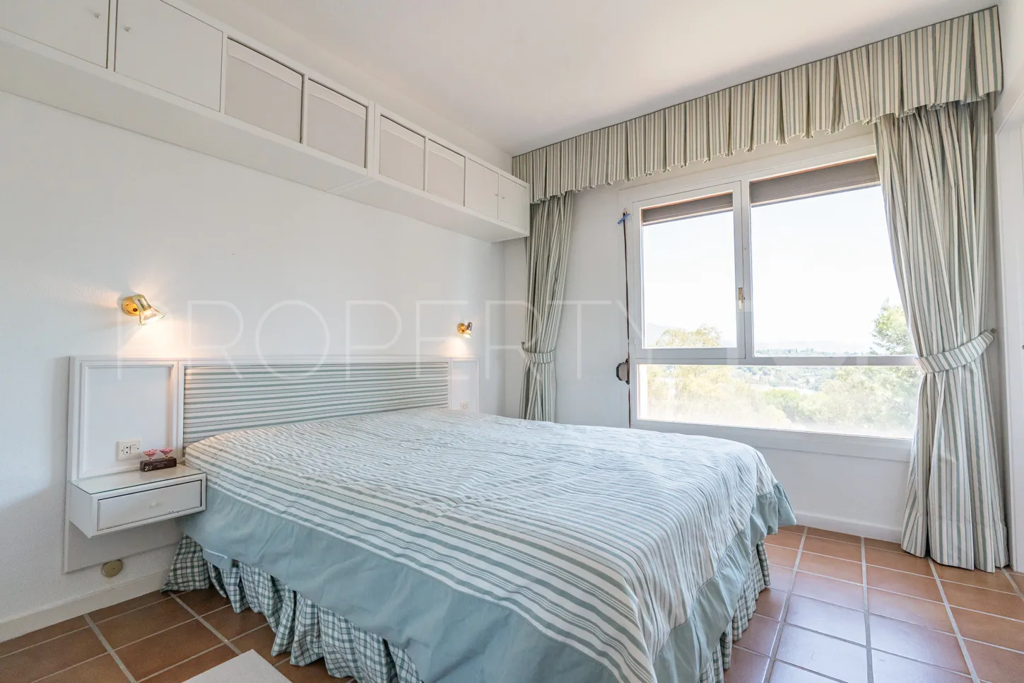 Comprar apartamento en Torres de Aloha con 2 dormitorios