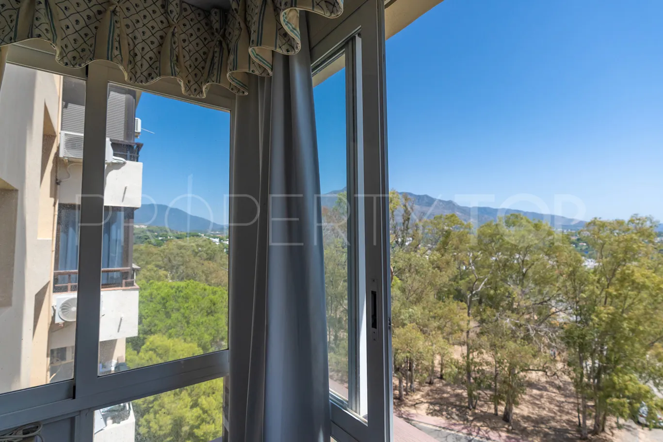 Comprar apartamento en Torres de Aloha con 2 dormitorios