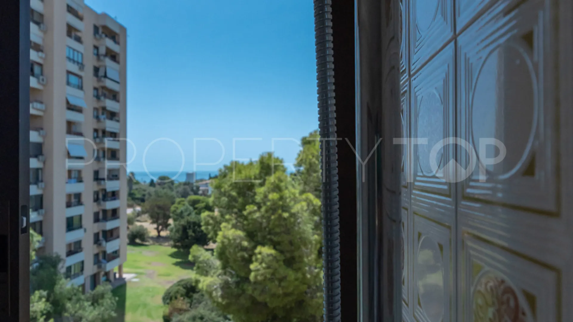 Comprar apartamento en Torres de Aloha con 2 dormitorios