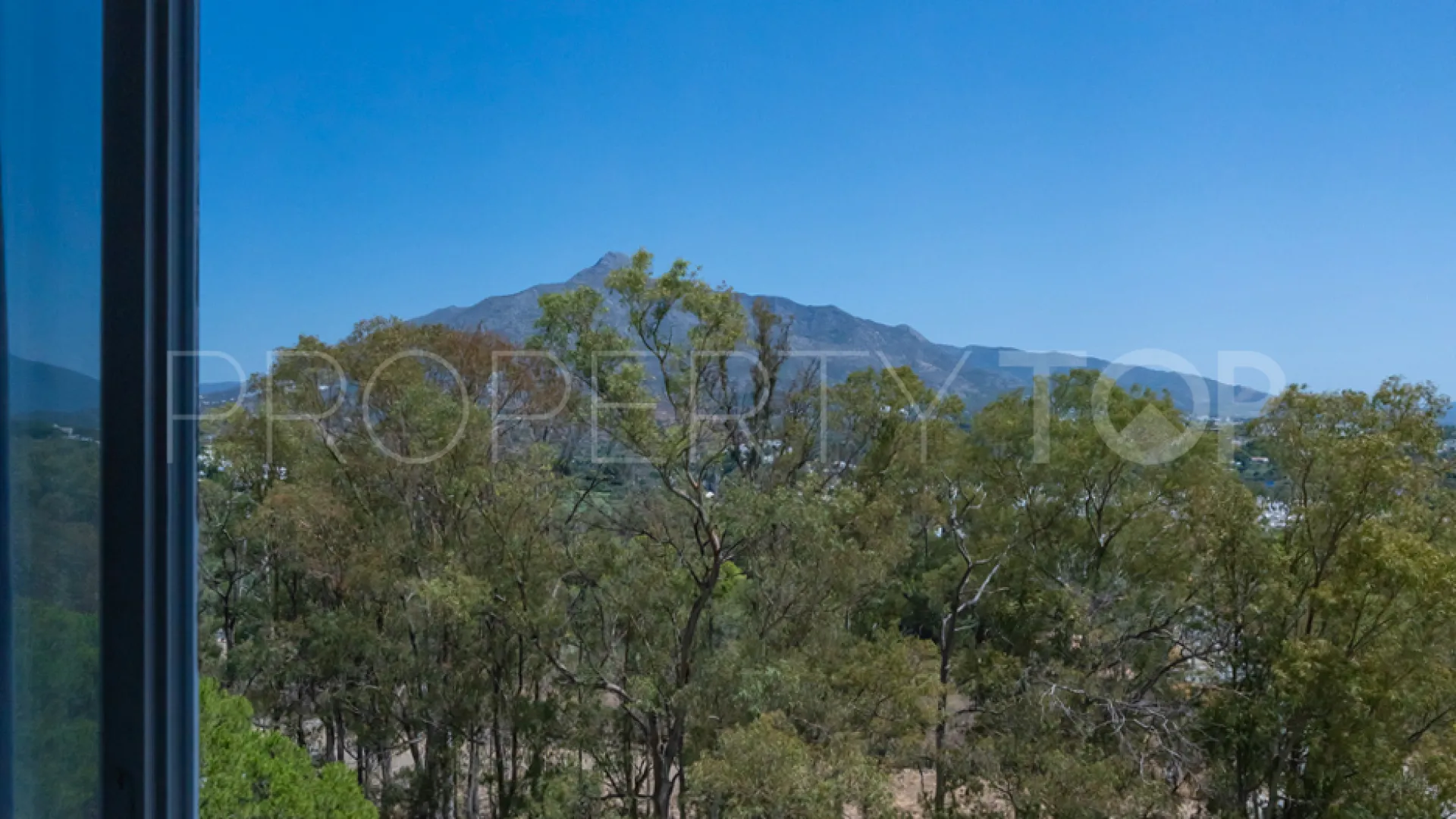 Comprar apartamento en Torres de Aloha con 2 dormitorios