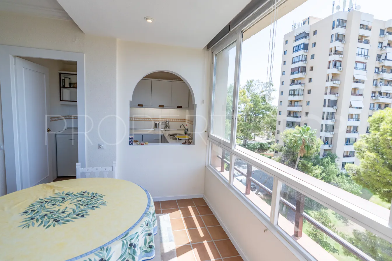 Comprar apartamento en Torres de Aloha con 2 dormitorios