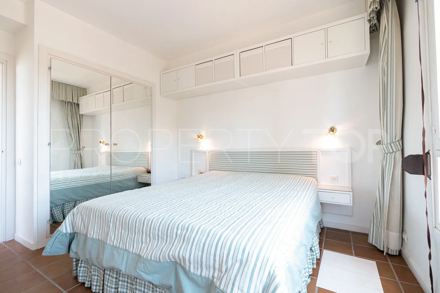 Comprar apartamento en Torres de Aloha con 2 dormitorios