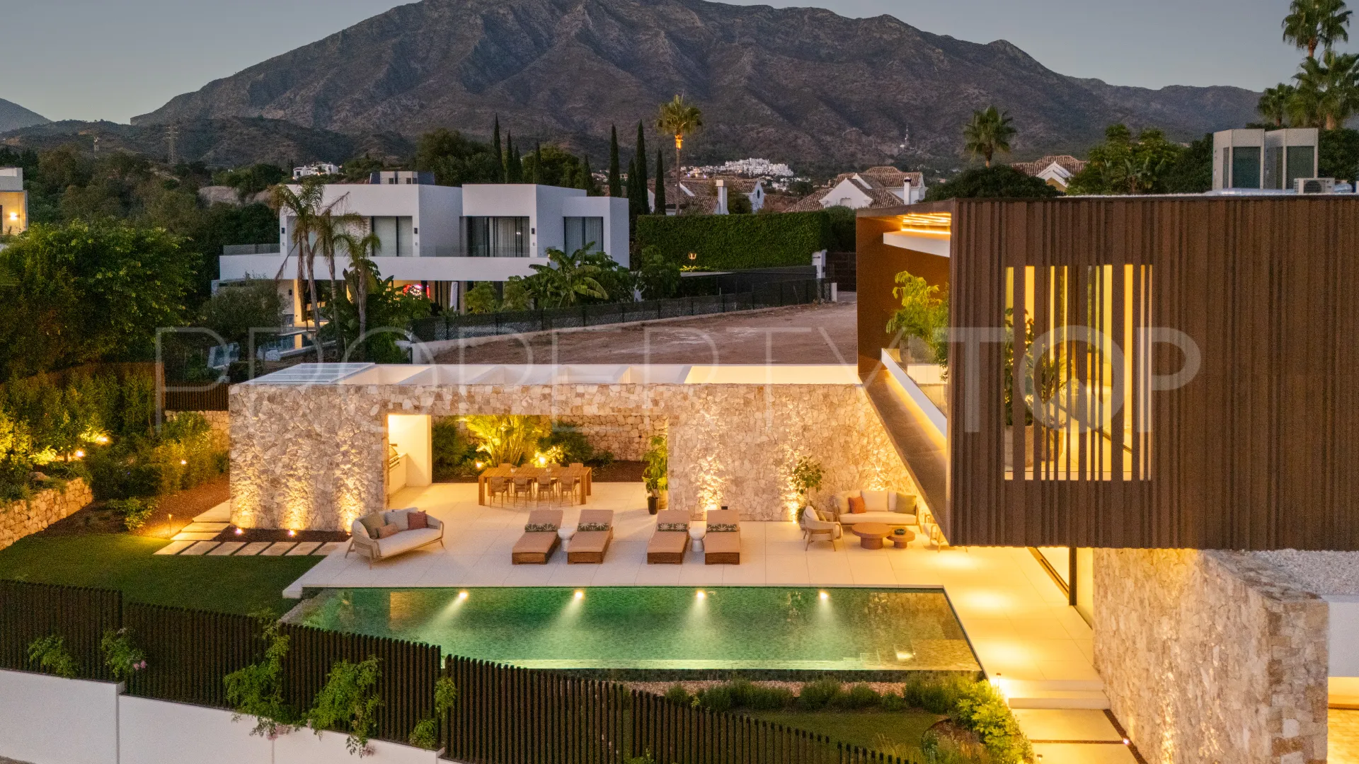 Villa de 5 dormitorios a la venta en Marbella Golden Mile