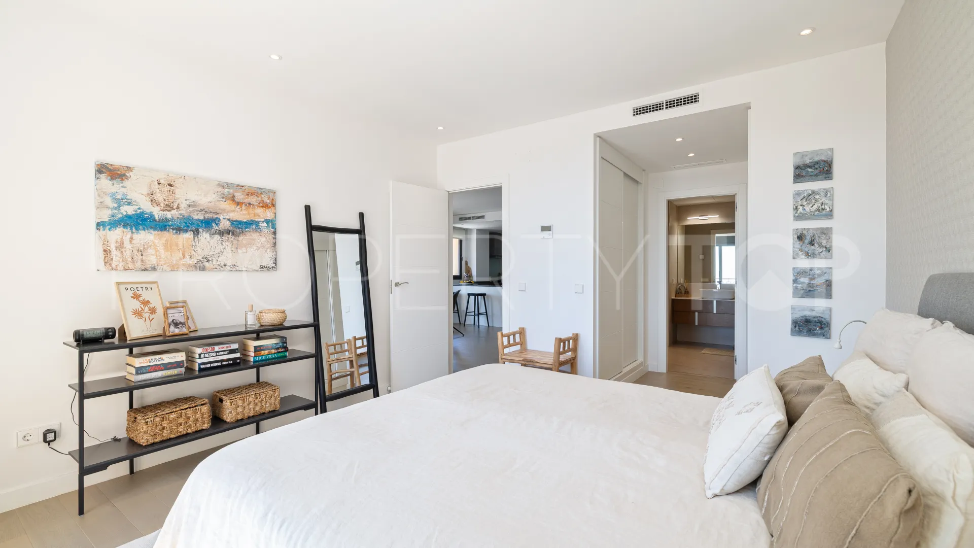 2 bedrooms penthouse for sale in Benahavis