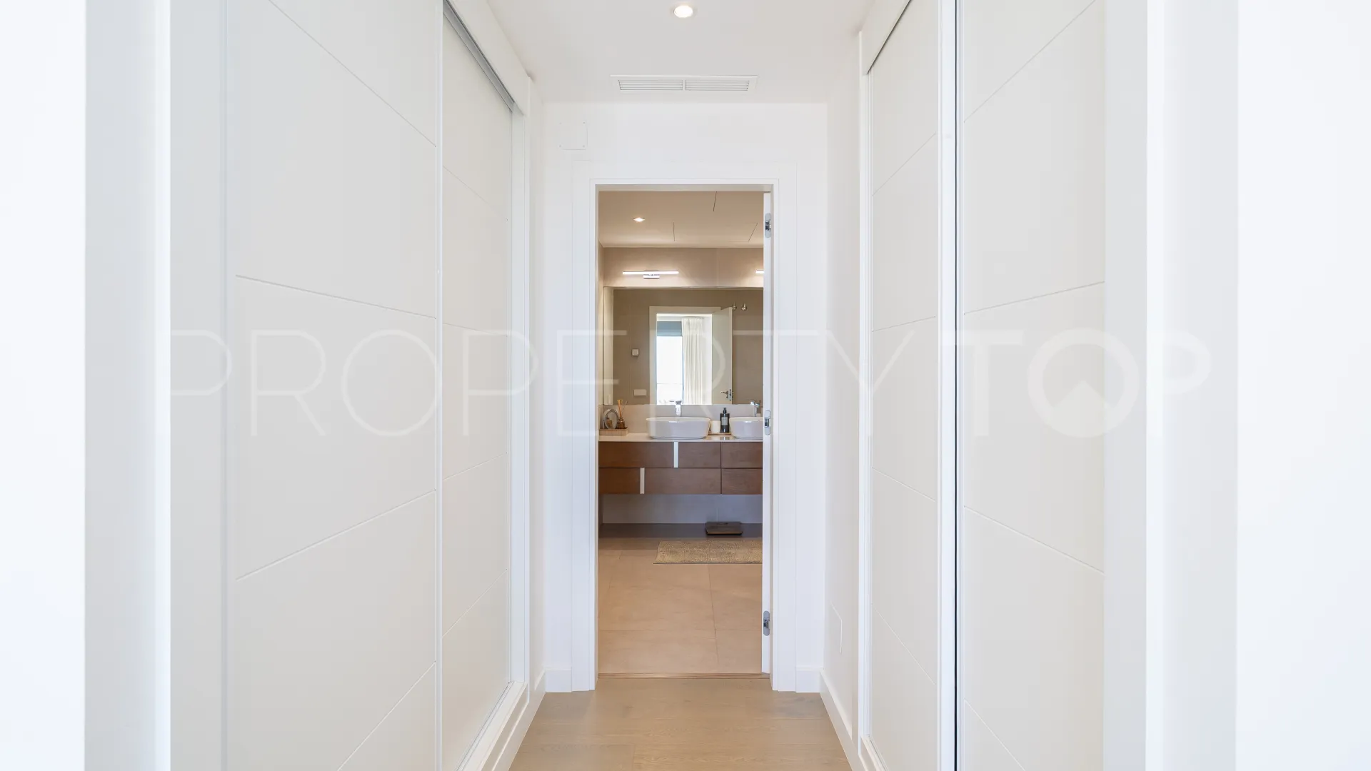 2 bedrooms penthouse for sale in Benahavis