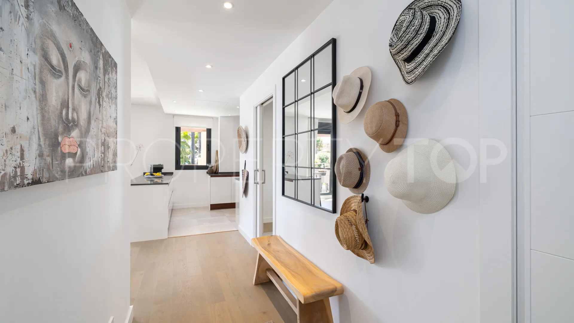 2 bedrooms penthouse for sale in Benahavis