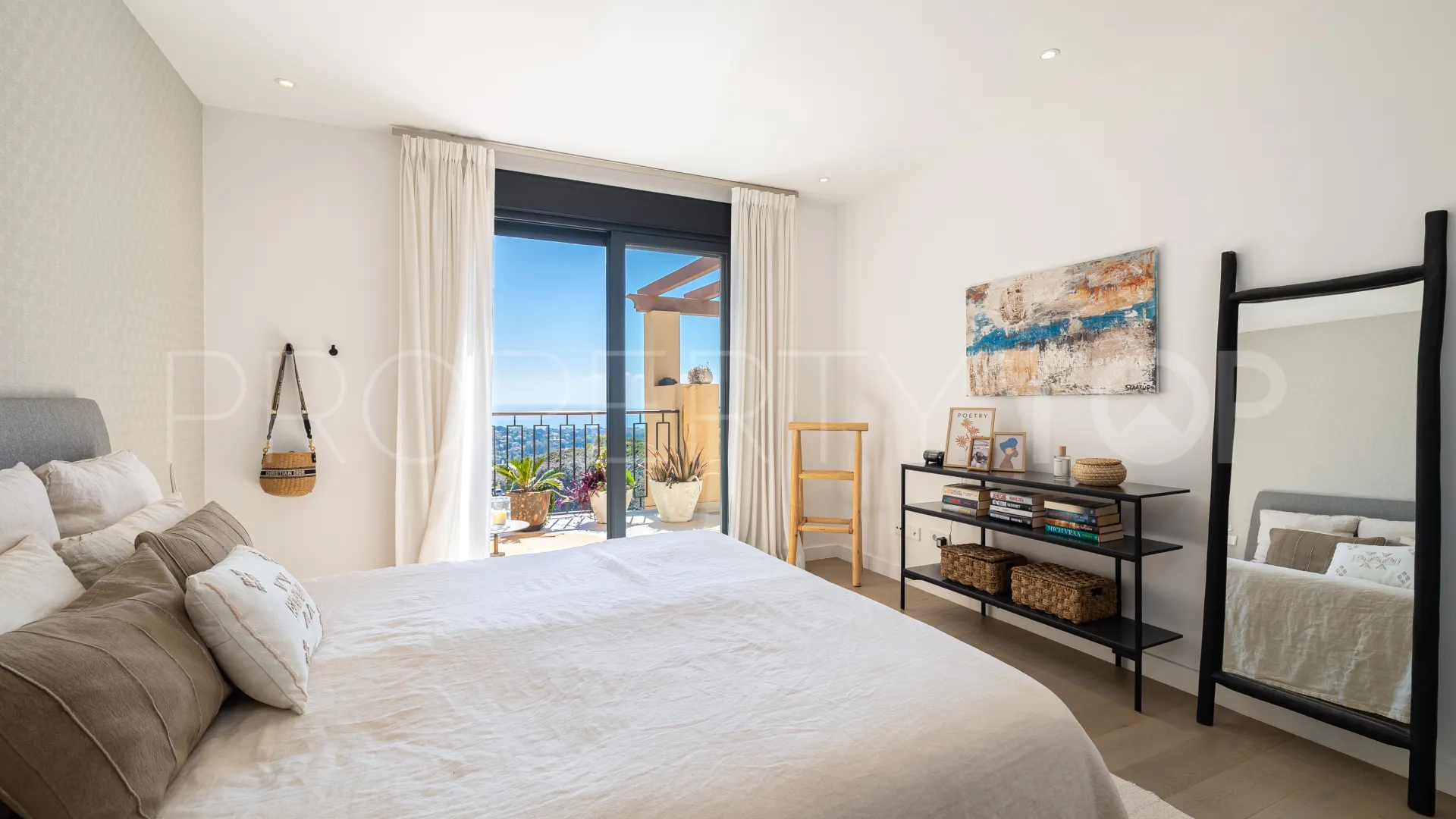 2 bedrooms penthouse for sale in Benahavis