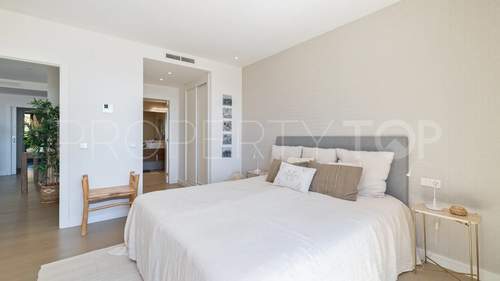 2 bedrooms penthouse for sale in Benahavis
