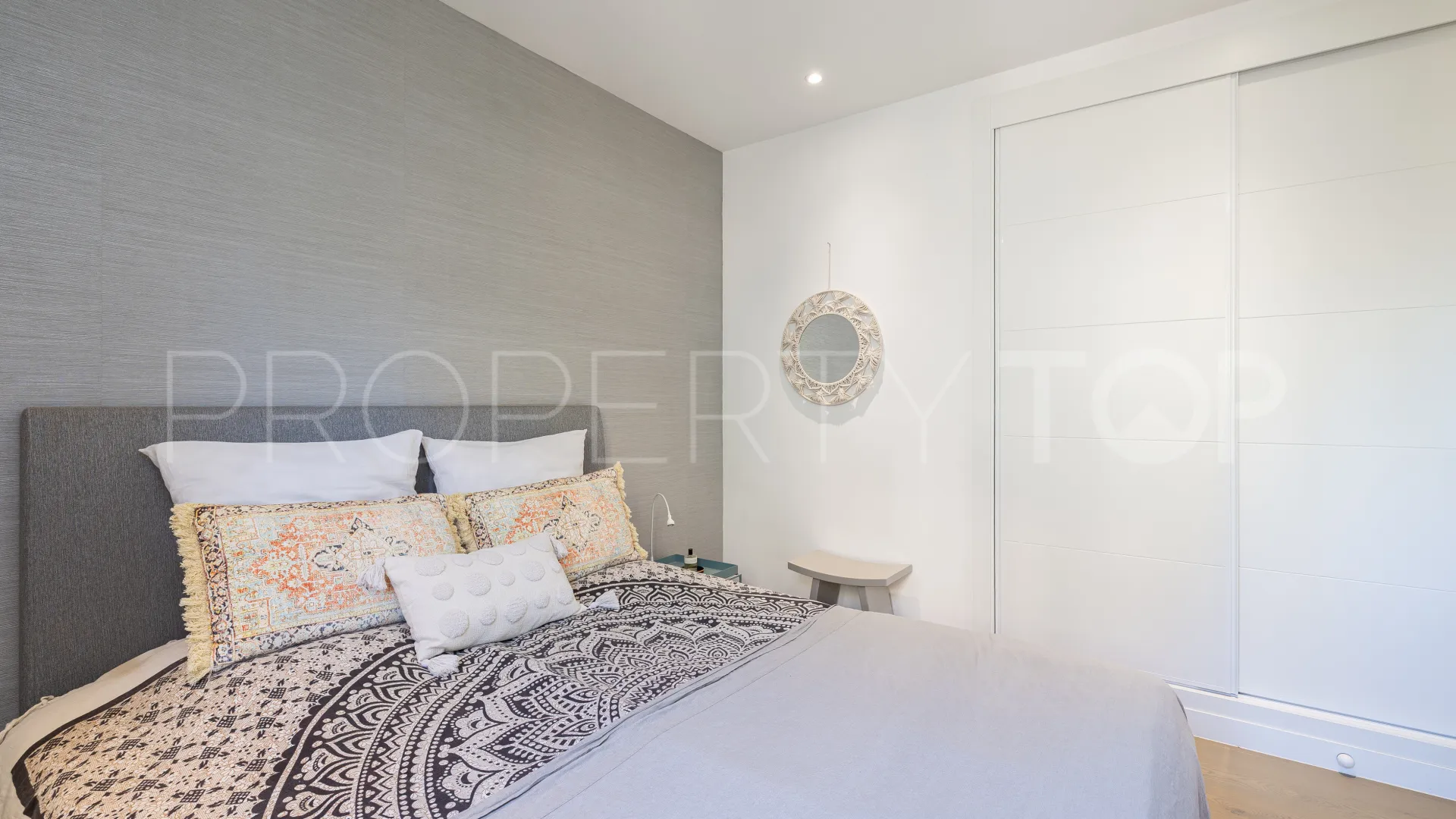 2 bedrooms penthouse for sale in Benahavis