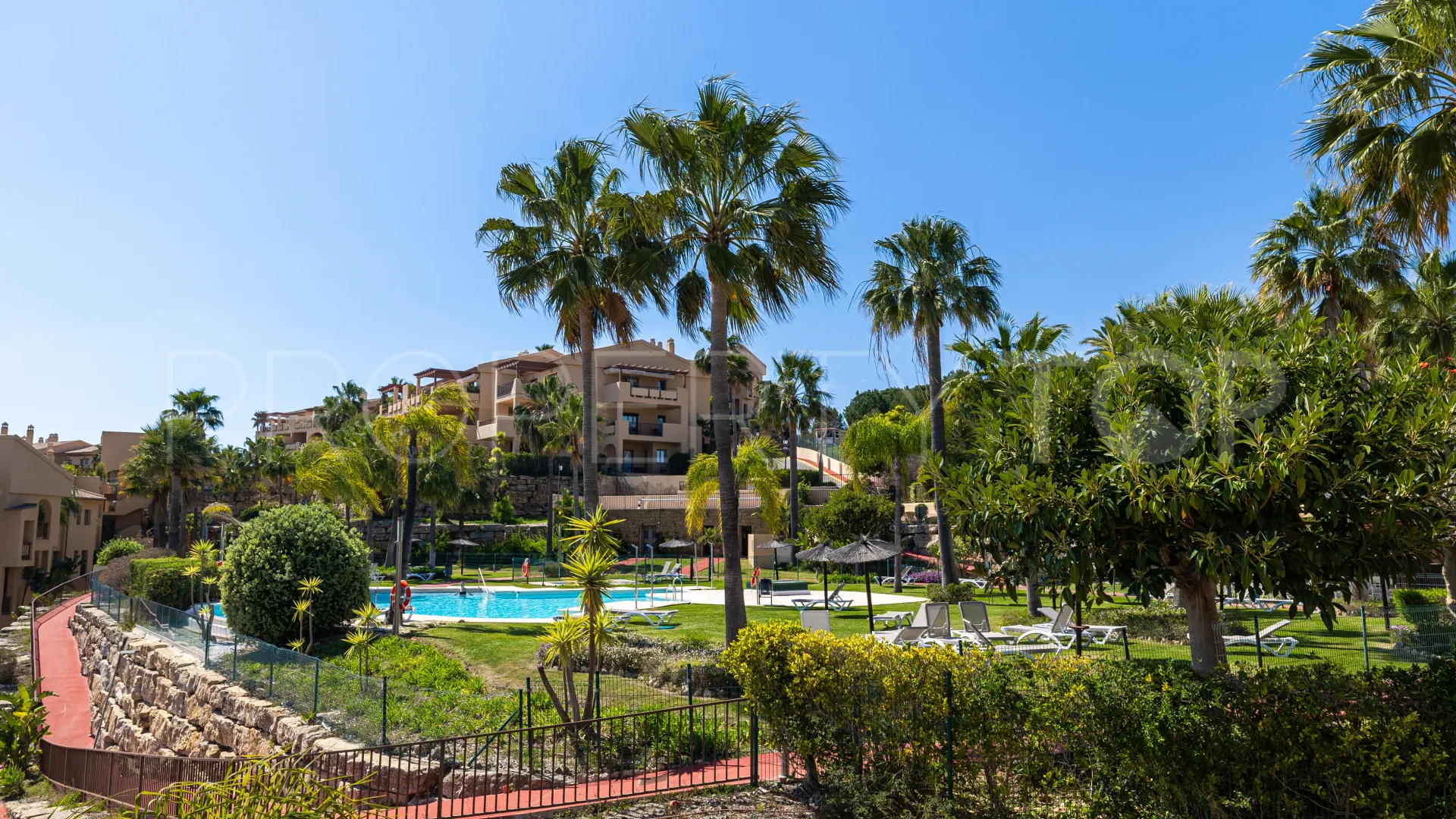 2 bedrooms penthouse for sale in Benahavis