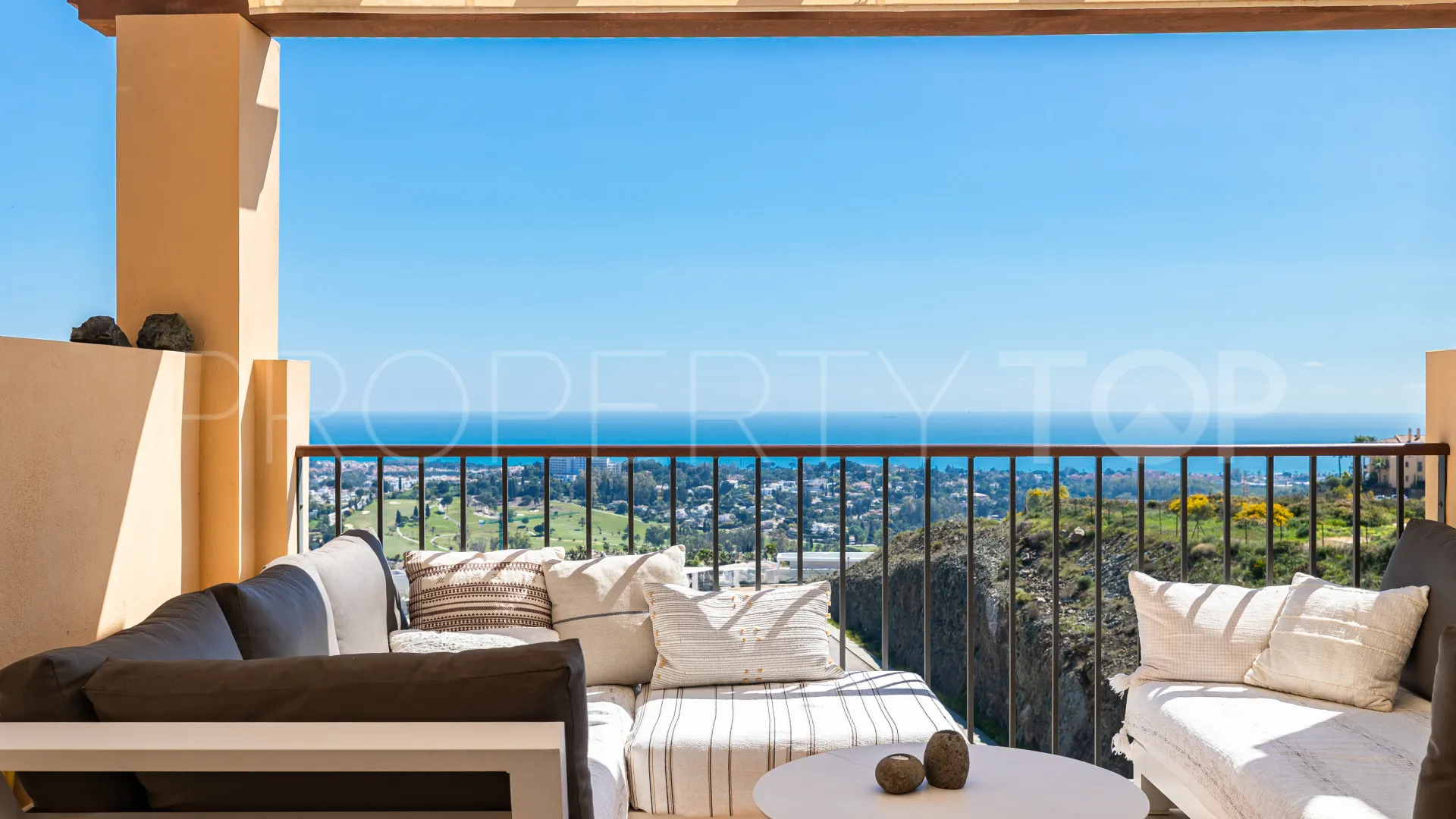 2 bedrooms penthouse for sale in Benahavis