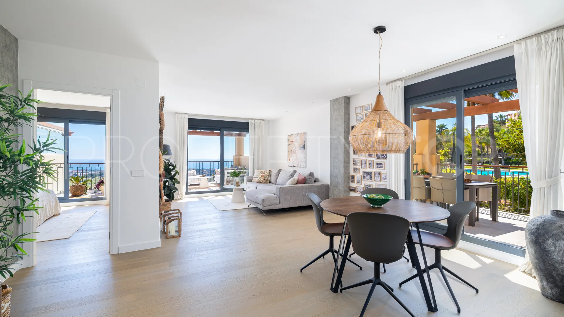 2 bedrooms penthouse for sale in Benahavis