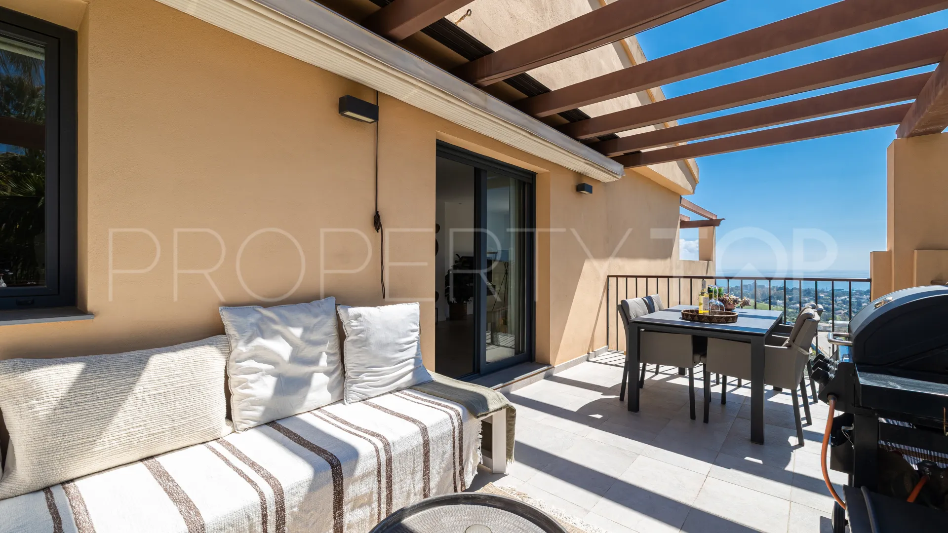 2 bedrooms penthouse for sale in Benahavis