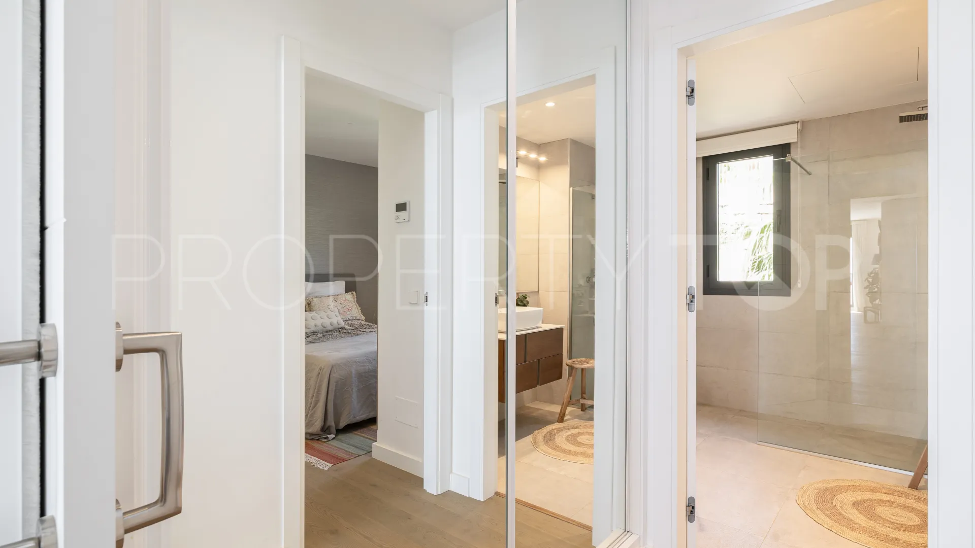 2 bedrooms penthouse for sale in Benahavis