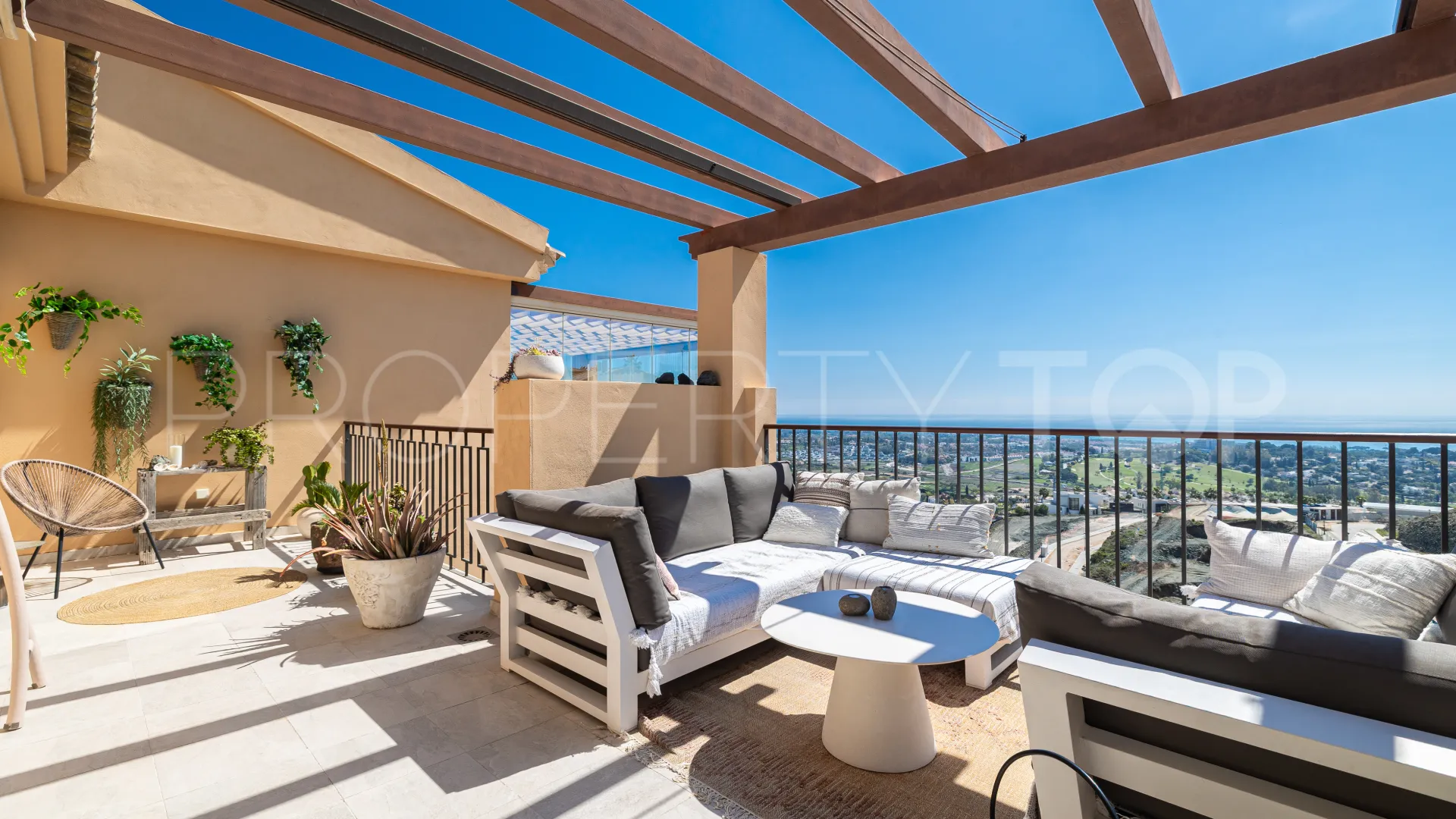 2 bedrooms penthouse for sale in Benahavis