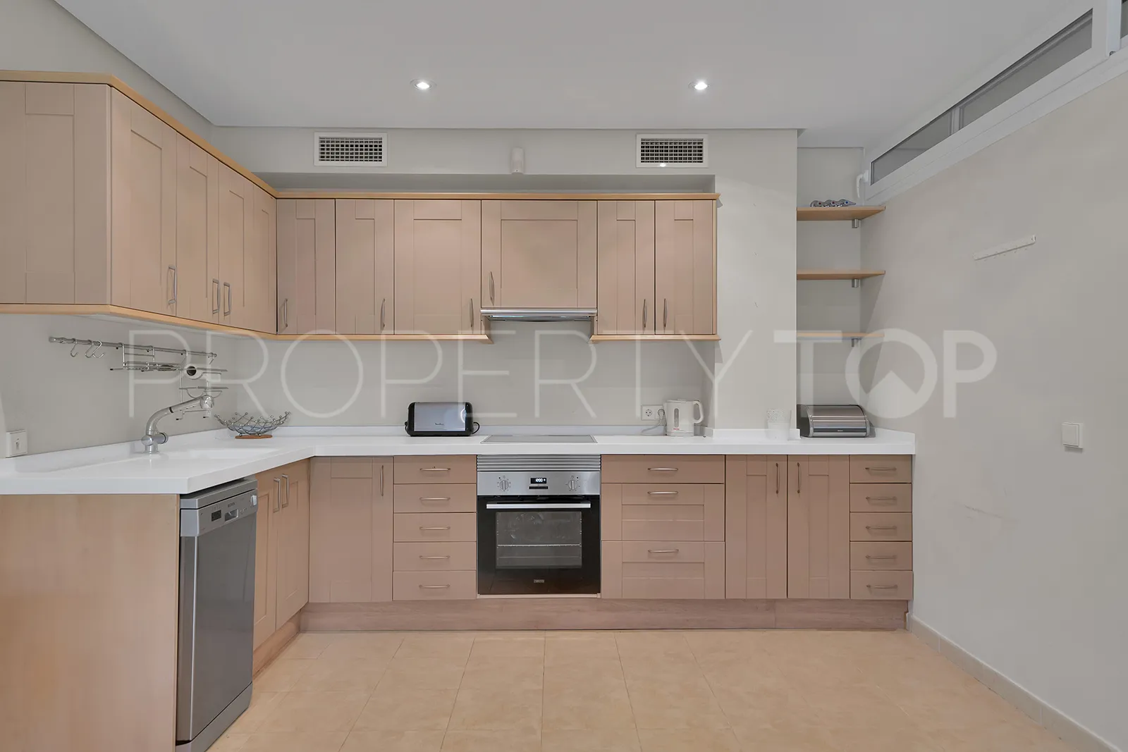 For sale 7 bedrooms villa in Nueva Andalucia