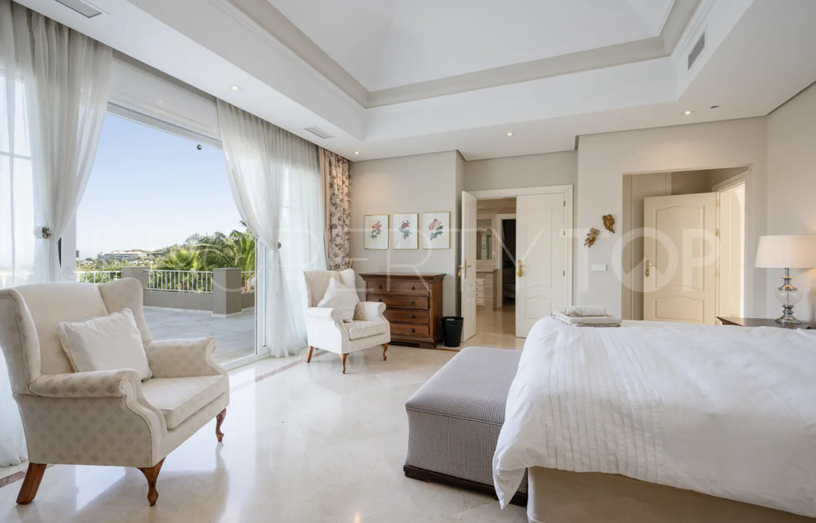For sale 7 bedrooms villa in Nueva Andalucia