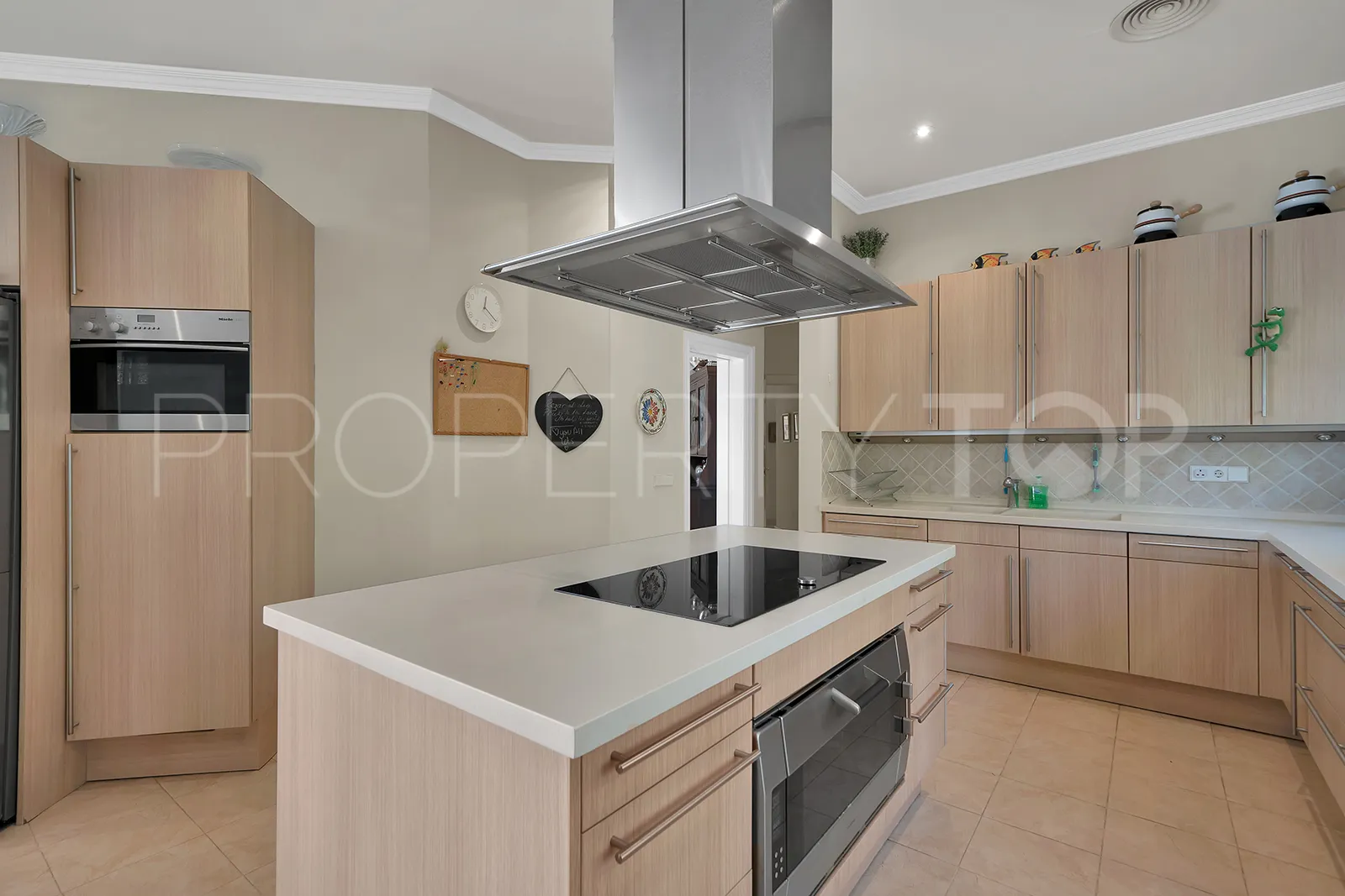 For sale 7 bedrooms villa in Nueva Andalucia