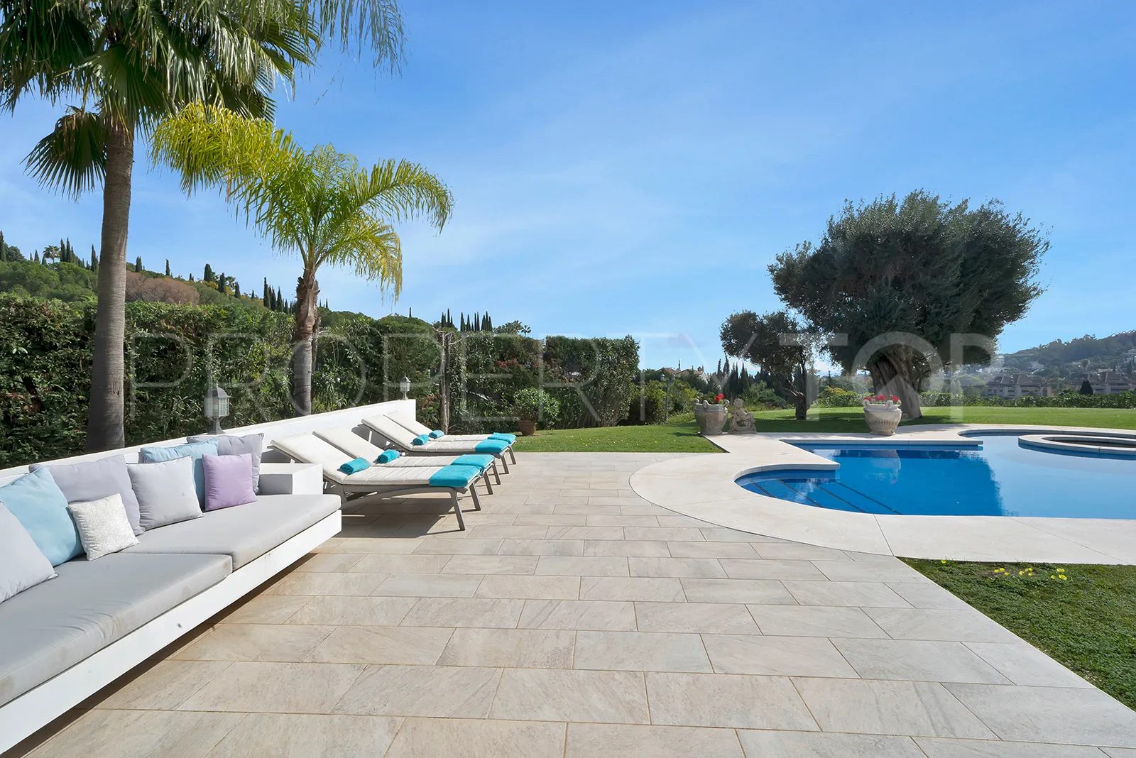 For sale 7 bedrooms villa in Nueva Andalucia