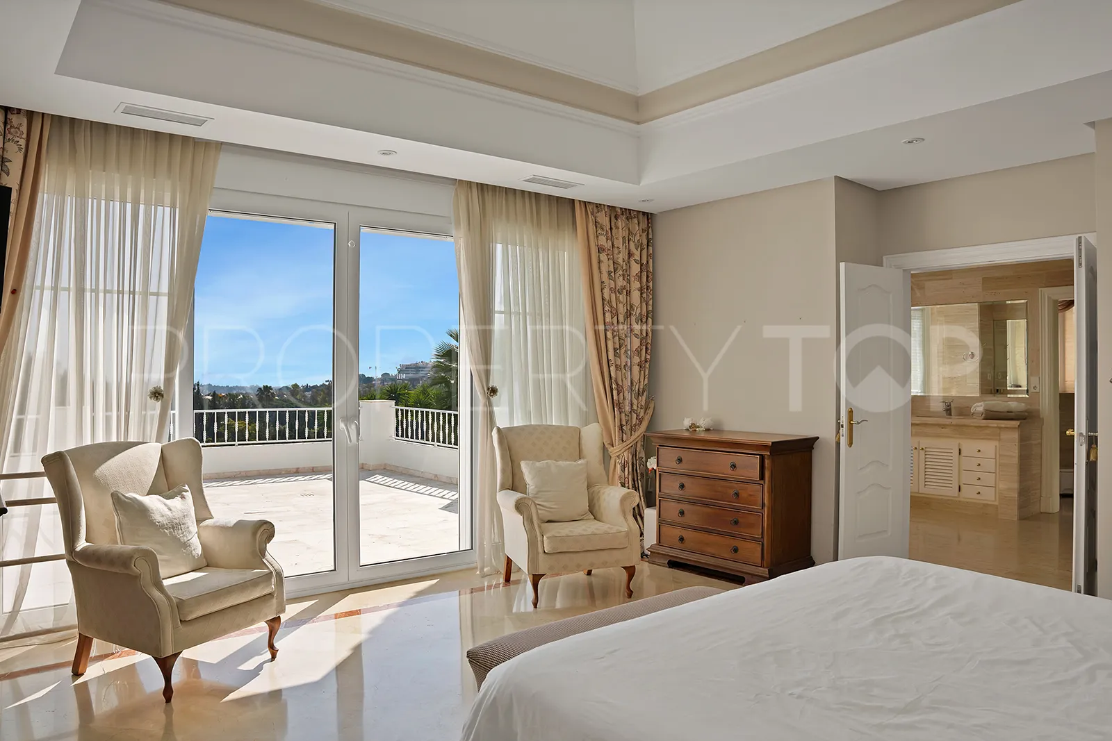 For sale 7 bedrooms villa in Nueva Andalucia