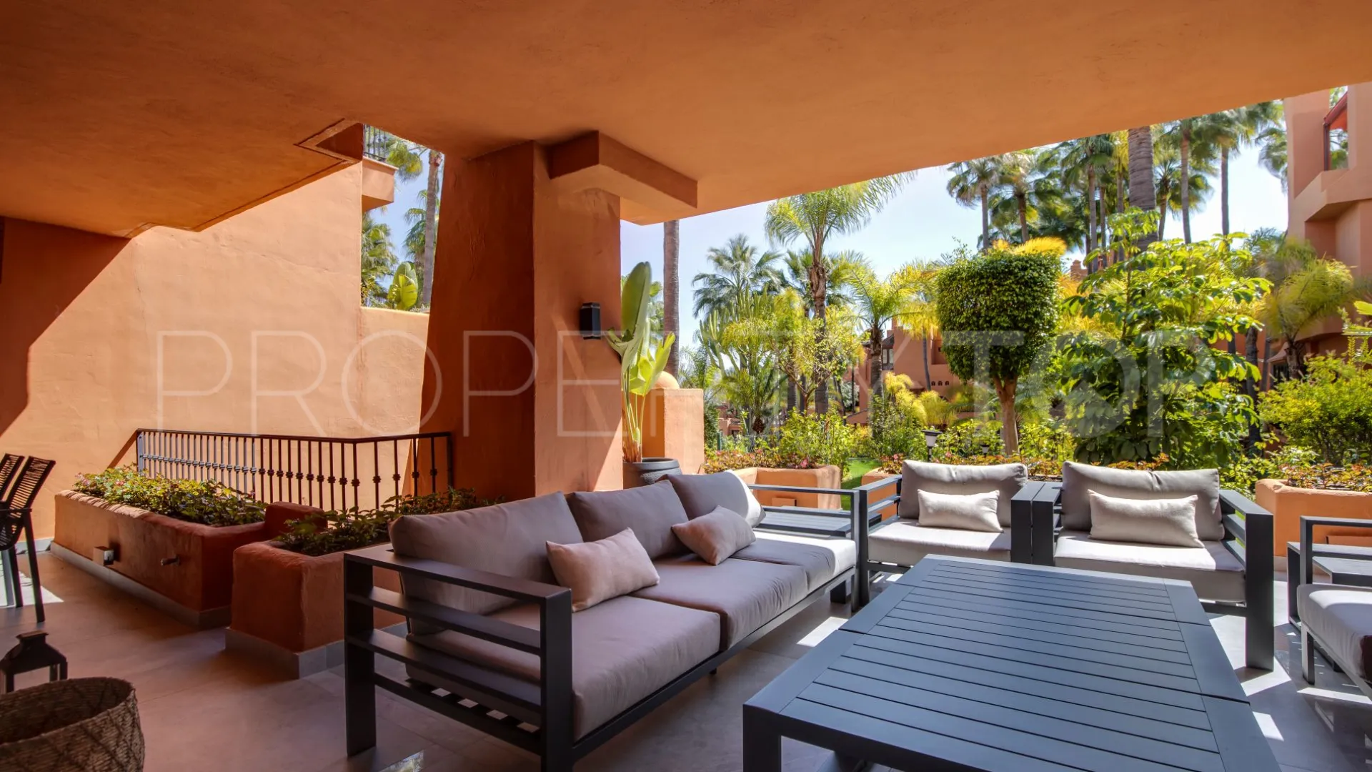 For sale ground floor apartment in Marbella - Puerto Banus with 3 bedrooms