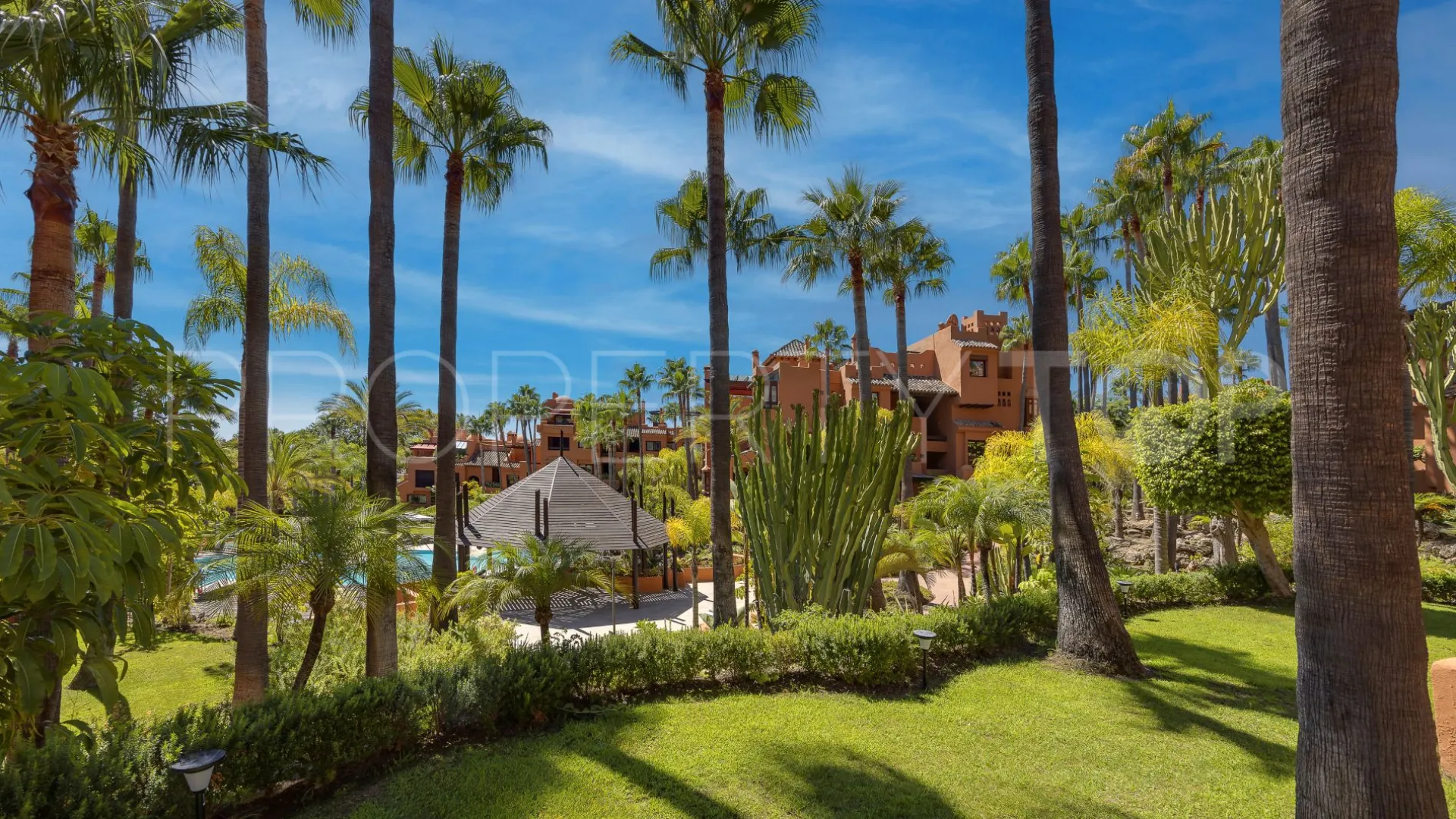 For sale ground floor apartment in Marbella - Puerto Banus with 3 bedrooms